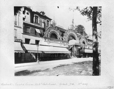 Het Concert de Trianon in Parijs, 84 boulevard Rochechouart, september 1900 door Eugène Atget
